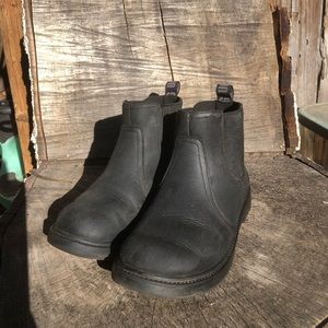 UGG Waterproof Boots.    K3